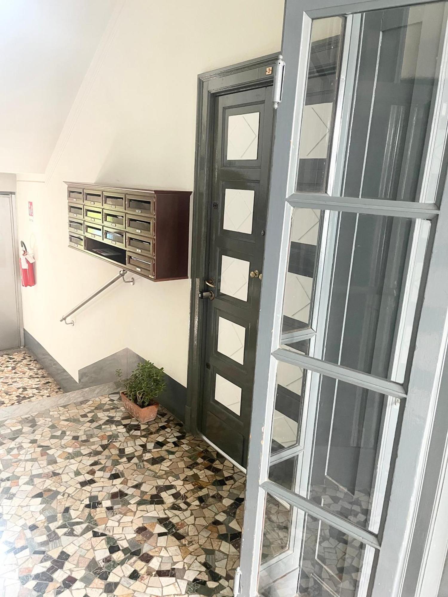 Ampio Bilocale Zona Navigli Milão Exterior foto