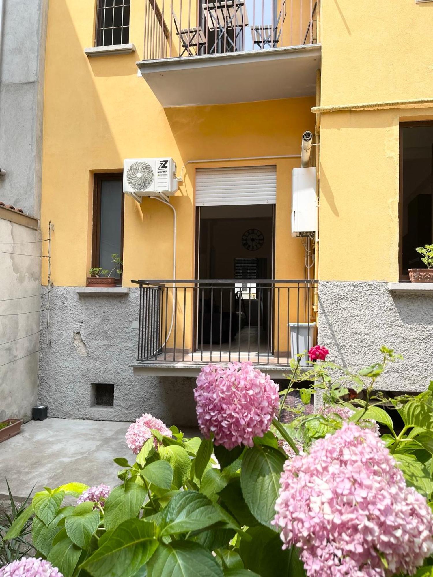 Ampio Bilocale Zona Navigli Milão Exterior foto