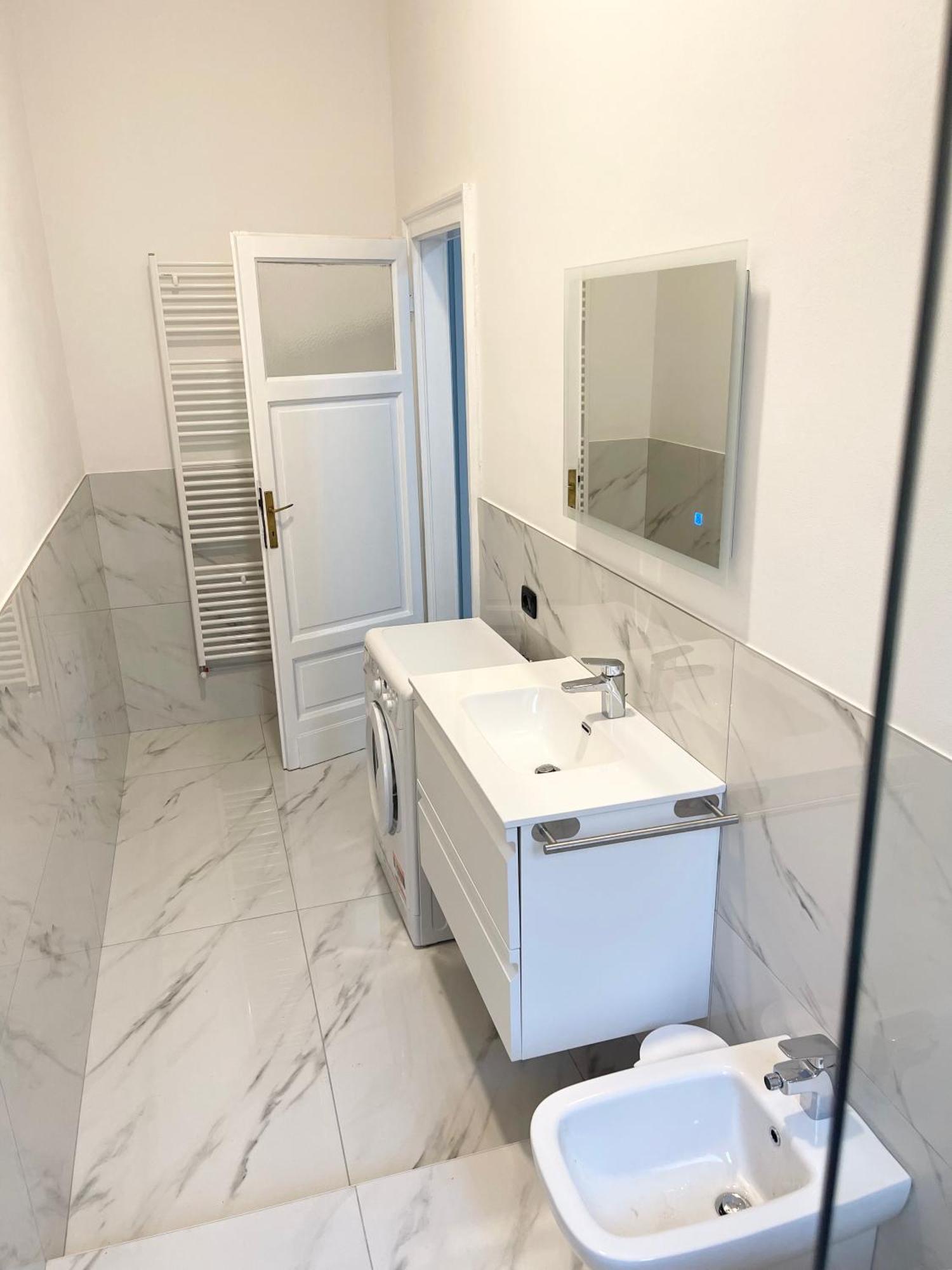 Ampio Bilocale Zona Navigli Milão Exterior foto