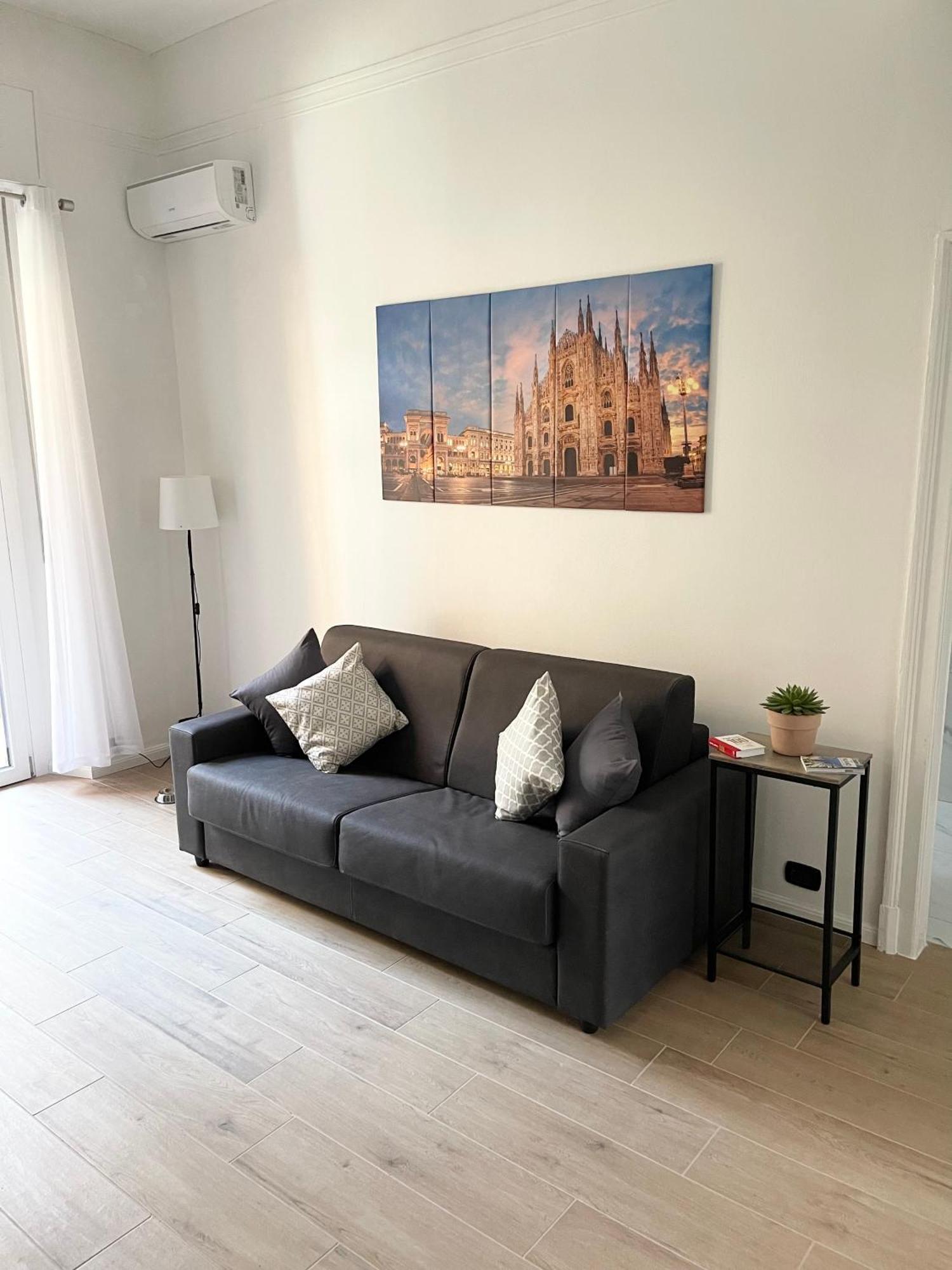 Ampio Bilocale Zona Navigli Milão Exterior foto